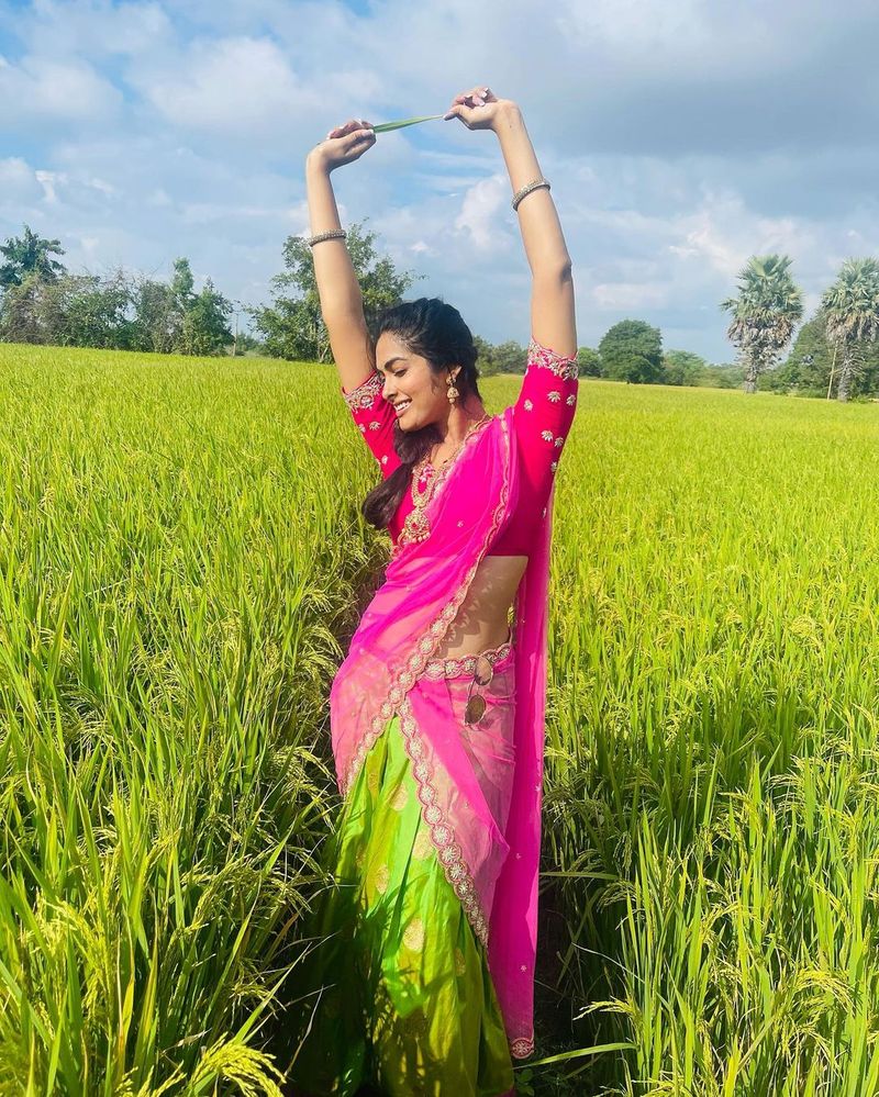 bigg boss divi jaw dropping poses rises heat in half saree