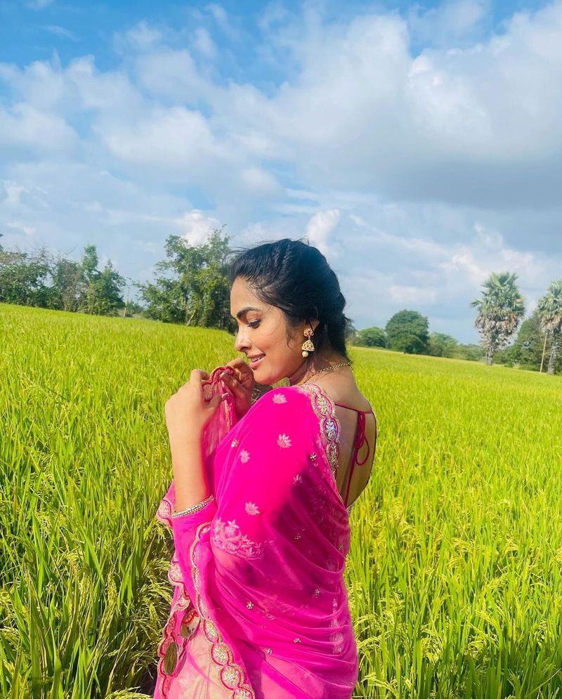 bigg boss divi jaw dropping poses rises heat in half saree