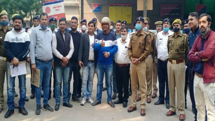 Helmet man Raghavendra in Greater Noida will give you the helmet at no charge auto news rps Helmet man Raghavendra in Greater Noida will give you the helmet at no charge auto news rps