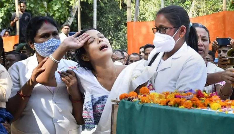 assam rifles attack martyr suman swargiarys last rites by wife and 3 year old son in manipur