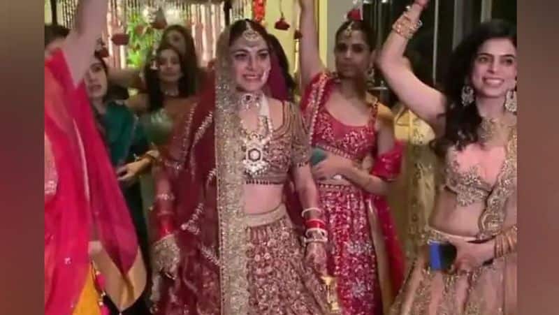 Shraddha Arya Wedding: à¤¦à¥à¤²à¥à¤¹à¤¨ à¤à¥ à¤à¥à¤¦ à¤®à¥à¤ à¤à¤ à¤¾à¤à¤° à¤®à¤à¤¡à¤ª à¤¤à¤ à¤²à¥ à¤à¤¯à¤¾ à¤¦à¥à¤²à¥à¤¹à¤¾, à¤¯à¥à¤  à¤®à¤¸à¥à¤¤à¥ à¤à¤°à¤¤à¥ à¤¦à¤¿à¤à¥ à¤¦à¥à¤²à¥à¤¹à¤¨à¤¿à¤¯à¤¾ | kundali bhagya actress shraddha arya tie knot,  tv actress wedding photos KPJ