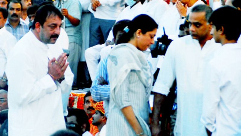 Bal Thackeray death anniversary funeral photos when crowd was visible on streets of Mumbai kpn