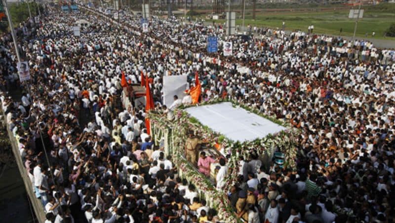 Bal Thackeray death anniversary funeral photos when crowd was visible on streets of Mumbai kpn