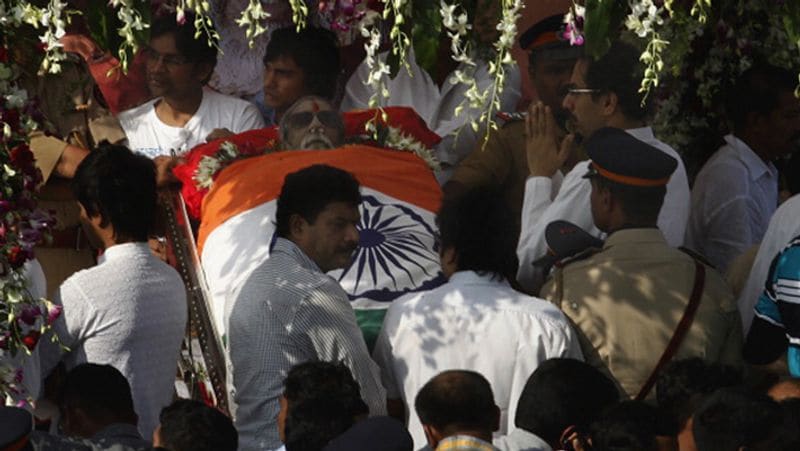 Bal Thackeray death anniversary funeral photos when crowd was visible on streets of Mumbai kpn