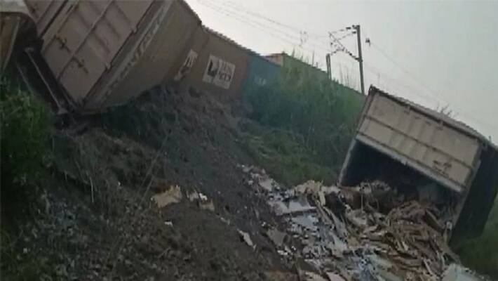 Uttar Pradesh news 8 bogies goods train derailed in chandauli Uttar Pradesh news 8 bogies goods train derailed in chandauli