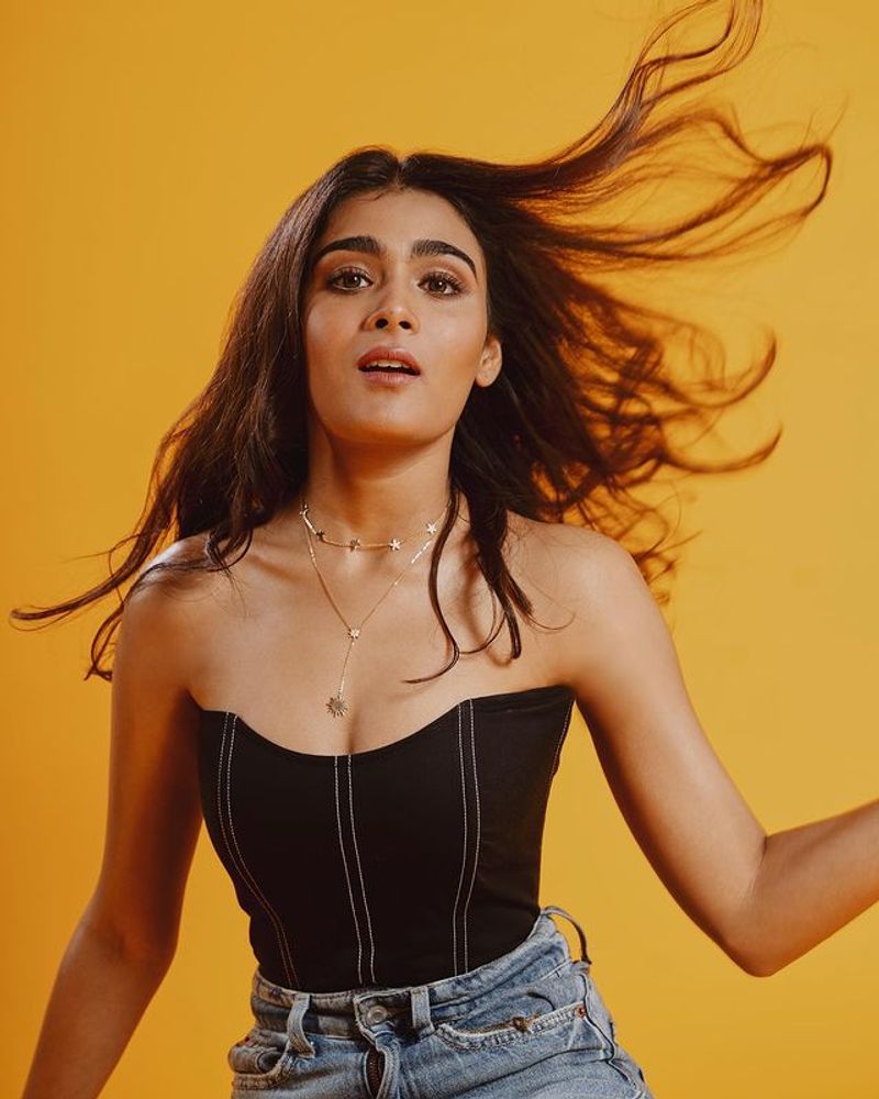 Shalini Pandey stunning photoshoot in red t shirt goes viral