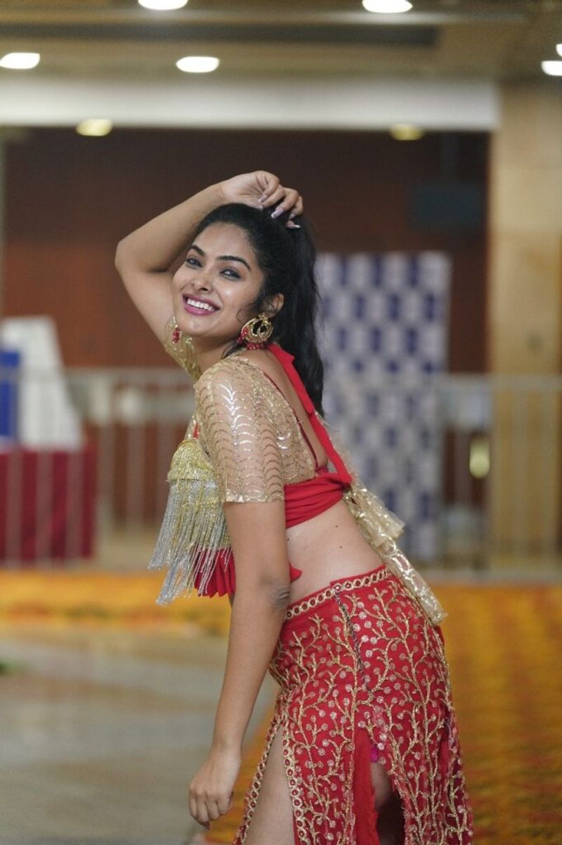 Actress Divi Vadthya maind blowing hot look at awards event