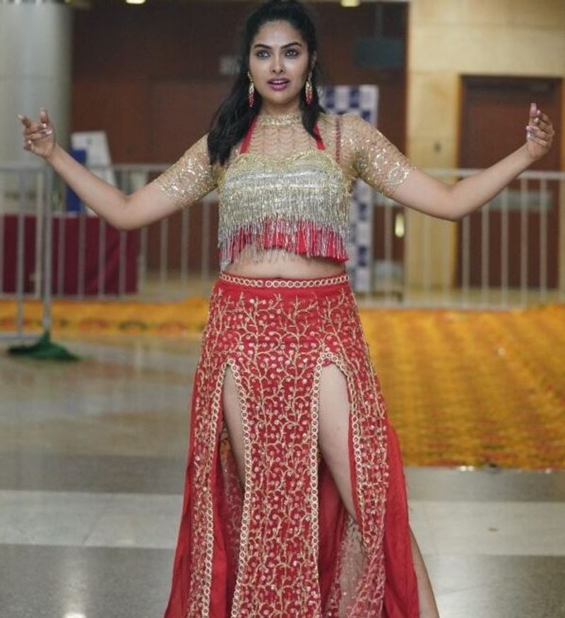 Actress Divi Vadthya maind blowing hot look at awards event