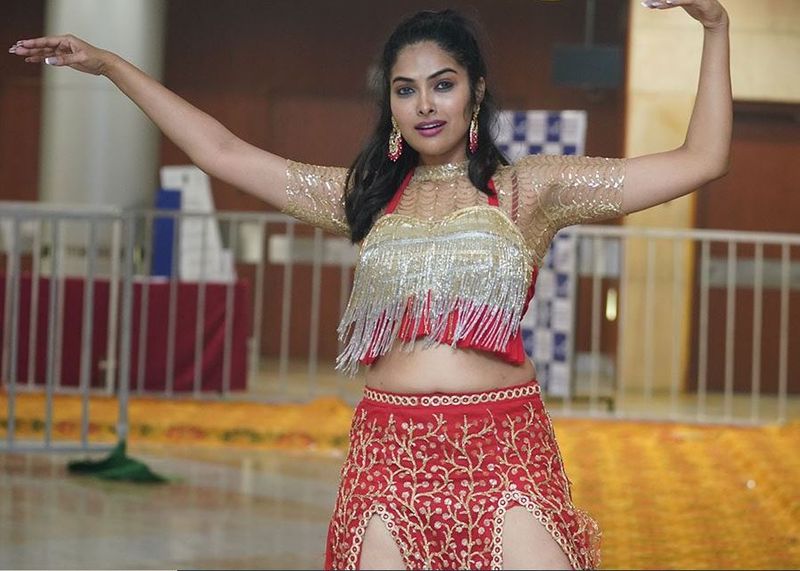 Actress Divi Vadthya maind blowing hot look at awards event