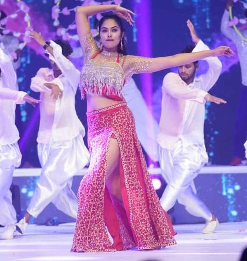 Actress Divi Vadthya maind blowing hot look at awards event