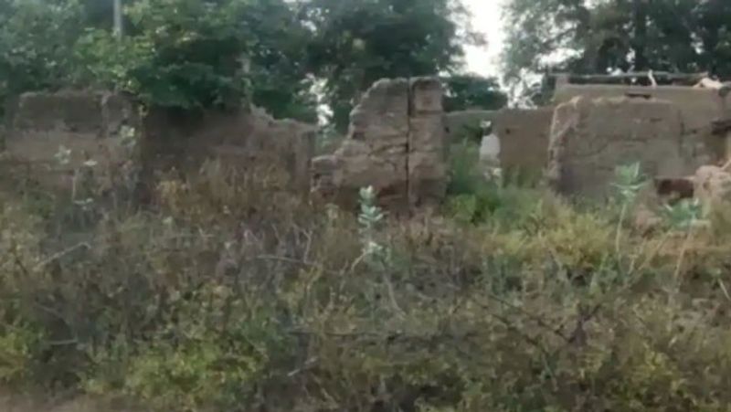 Madhya Pradesh Chhatarpur Chauka village due to fear of ghosts whole village became empty and only 4 people live UDT