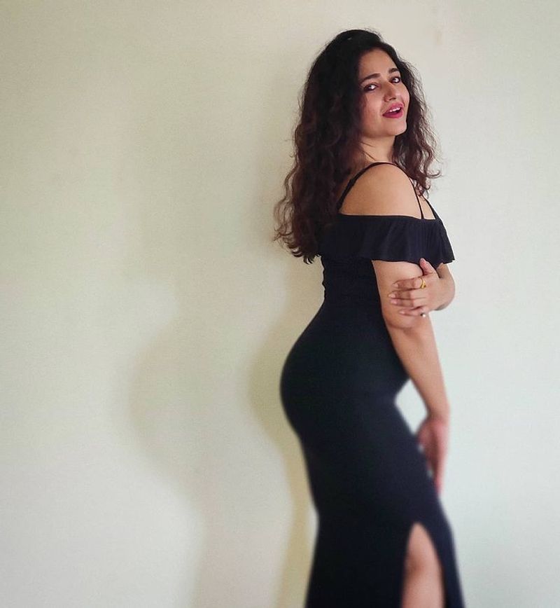 Poonam Bajwa Raises the temprature in these Sizzling pictures