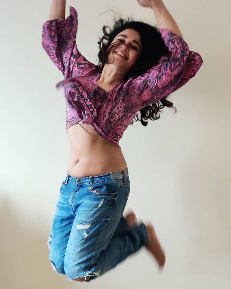 Poonam Bajwa Raises the temprature in these Sizzling pictures
