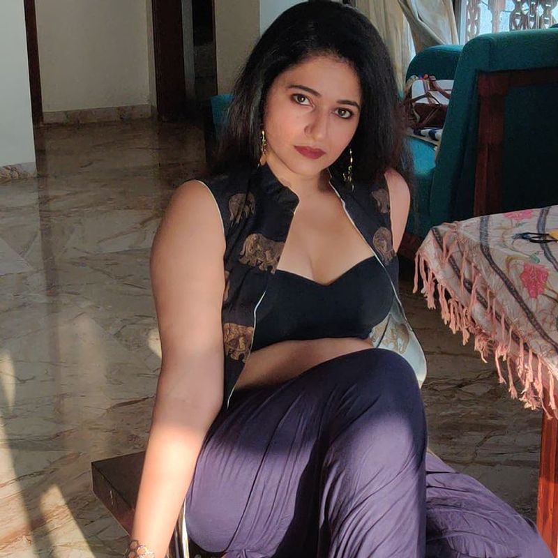 Poonam Bajwa Raises the temprature in these Sizzling pictures