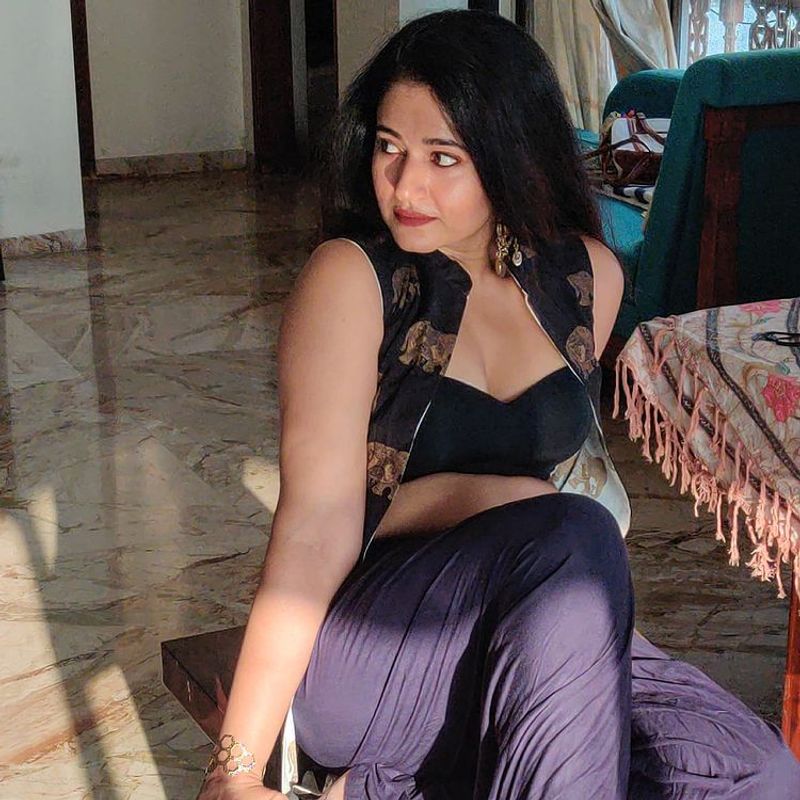 Poonam Bajwa Raises the temprature in these Sizzling pictures