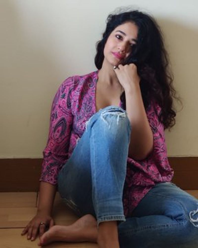 Poonam Bajwa Raises the temprature in these Sizzling pictures
