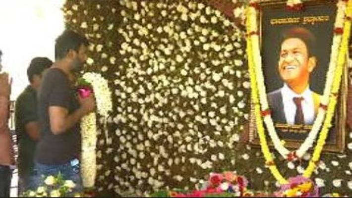 Actor Vishal pays homage to late actor Puneeth Rajkumar Actor Vishal pays homage to late actor Puneeth Rajkumar