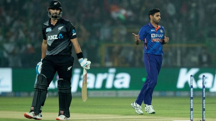 INDvsNZ 1st T20I: Martin Guptil, Mark Chapman scored half centuries, decent target for Team India INDvsNZ 1st T20I: Martin Guptil, Mark Chapman scored half centuries, decent target for Team India