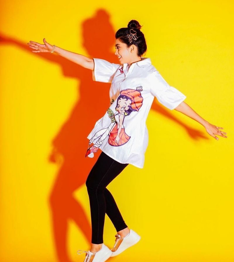 Jalebi actress Digangana Suryavanshi looks stunning in her latest shoot! drb
