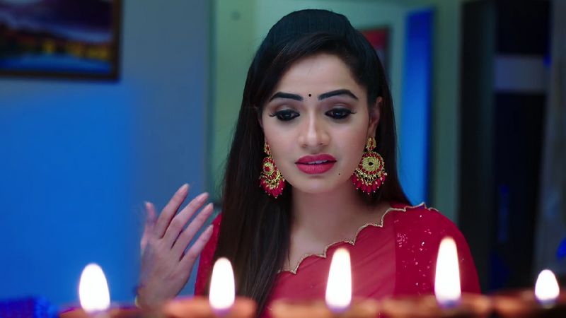 Karthik doubts Deepas unusual behaviour and confronts her in todays Karthika deepam serial episode