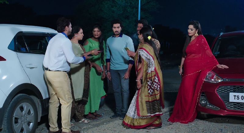 Karthik doubts Deepas unusual behaviour and confronts her in todays Karthika deepam serial episode