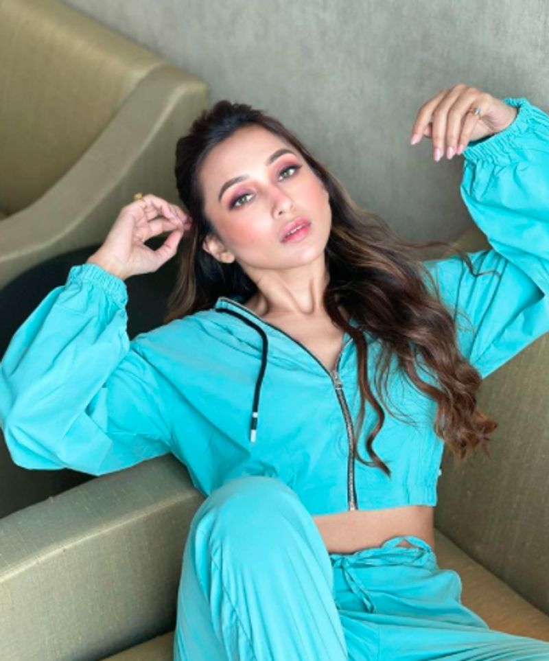 MP actress Mimi Chakraborty did a qna session on instagram BRD