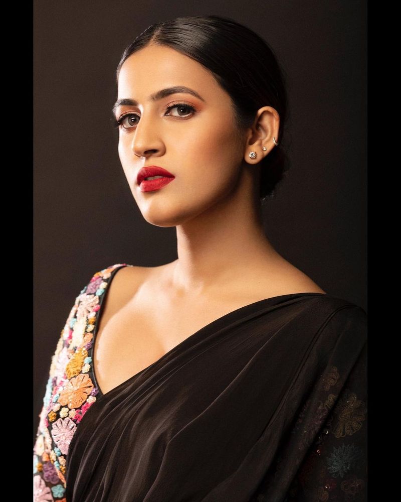 nagababu daughter niharika konidela mesmerises in black desinger saree