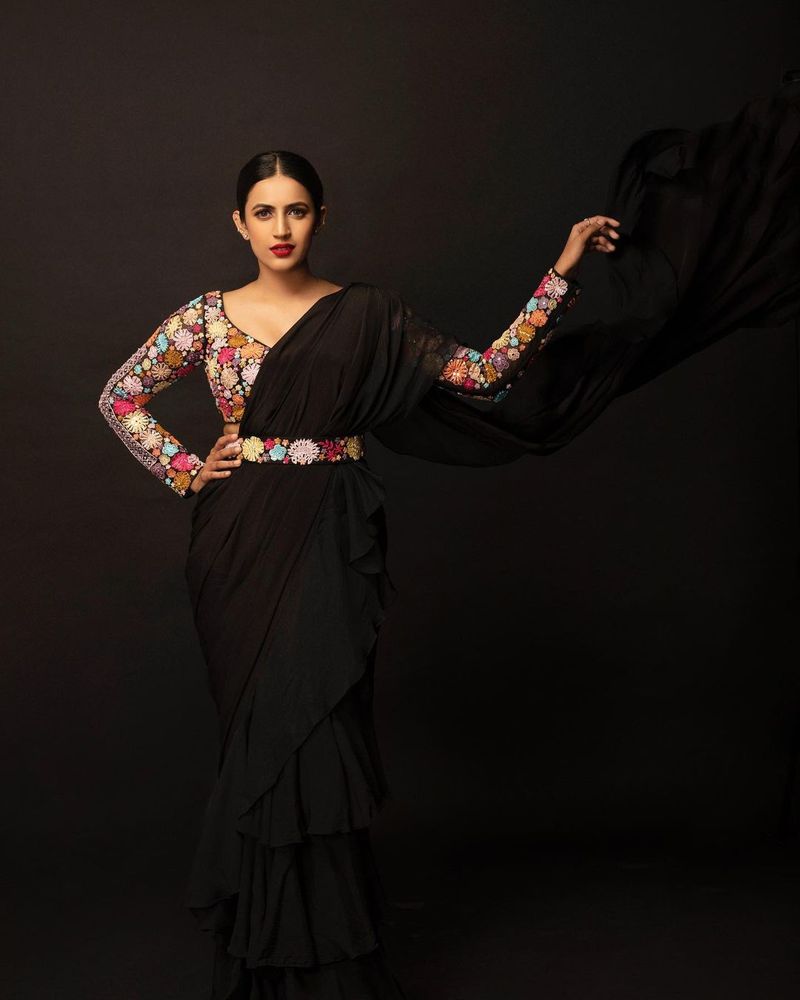 nagababu daughter niharika konidela mesmerises in black desinger saree