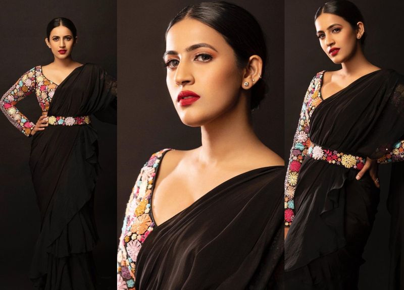 nagababu daughter niharika konidela mesmerises in black desinger saree