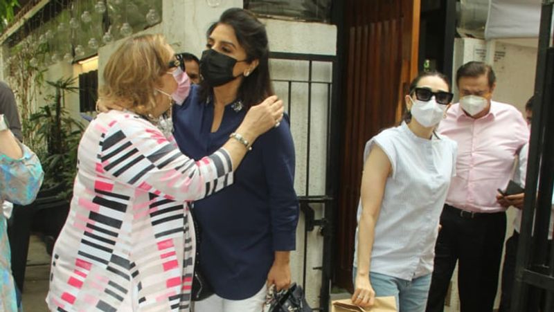 malaika arora spotted without makeup outside home, bollywood actress karisma kapoor seen with family KPJ