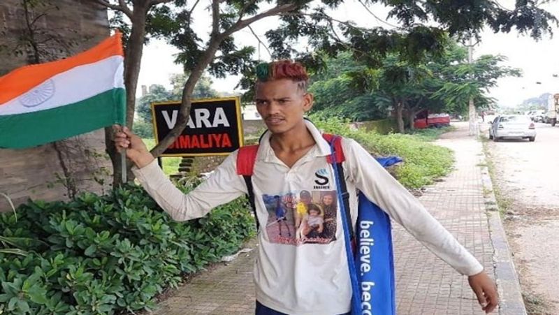 jharkhand ranchi mahendra singh dhoni fan ajay gill walking 1436 km from haryana mahi hugged selfie air Ticket UDT
