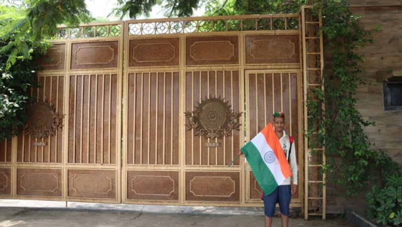 jharkhand ranchi mahendra singh dhoni fan ajay gill walking 1436 km from haryana mahi hugged selfie air Ticket UDT