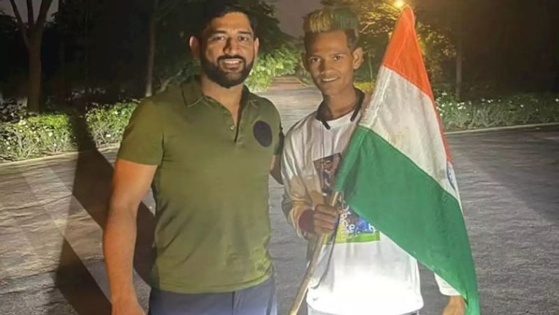 jharkhand ranchi mahendra singh dhoni fan ajay gill walking 1436 km from haryana mahi hugged selfie air Ticket UDT