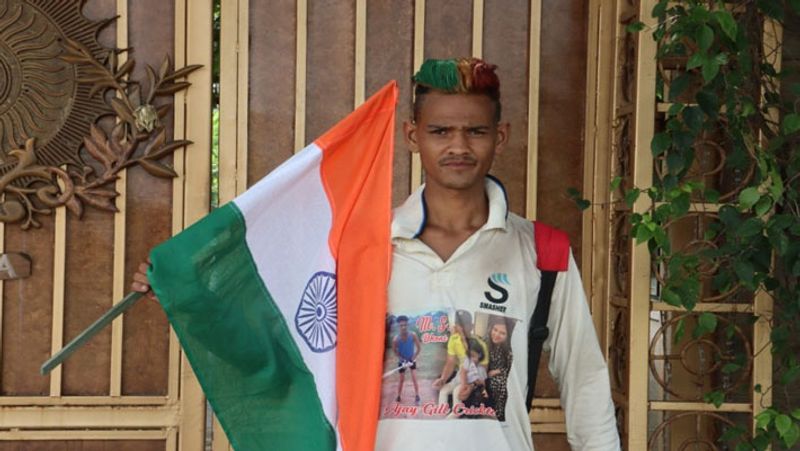 jharkhand ranchi mahendra singh dhoni fan ajay gill walking 1436 km from haryana mahi hugged selfie air Ticket UDT
