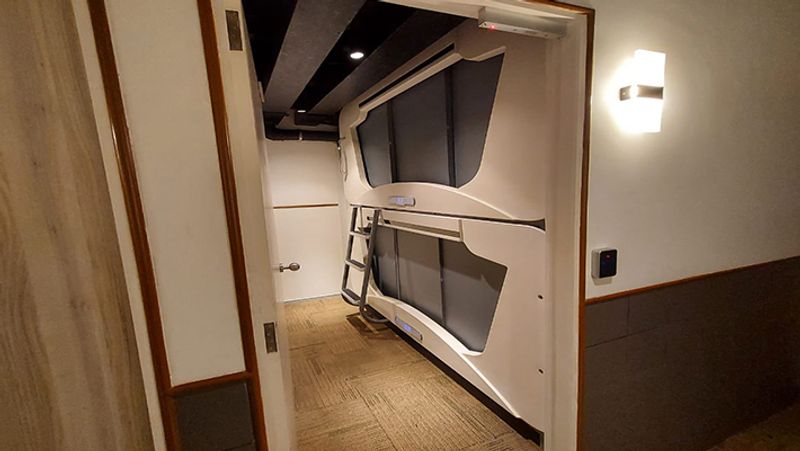 No hassle to stay in Mumbai, Railway started very cheap POD Hotel indian railway Railway Station auto news rps