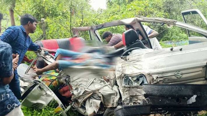 Erode near car and lorry truck accident spot death at 5 members Erode near car and lorry truck accident spot death at 5 members