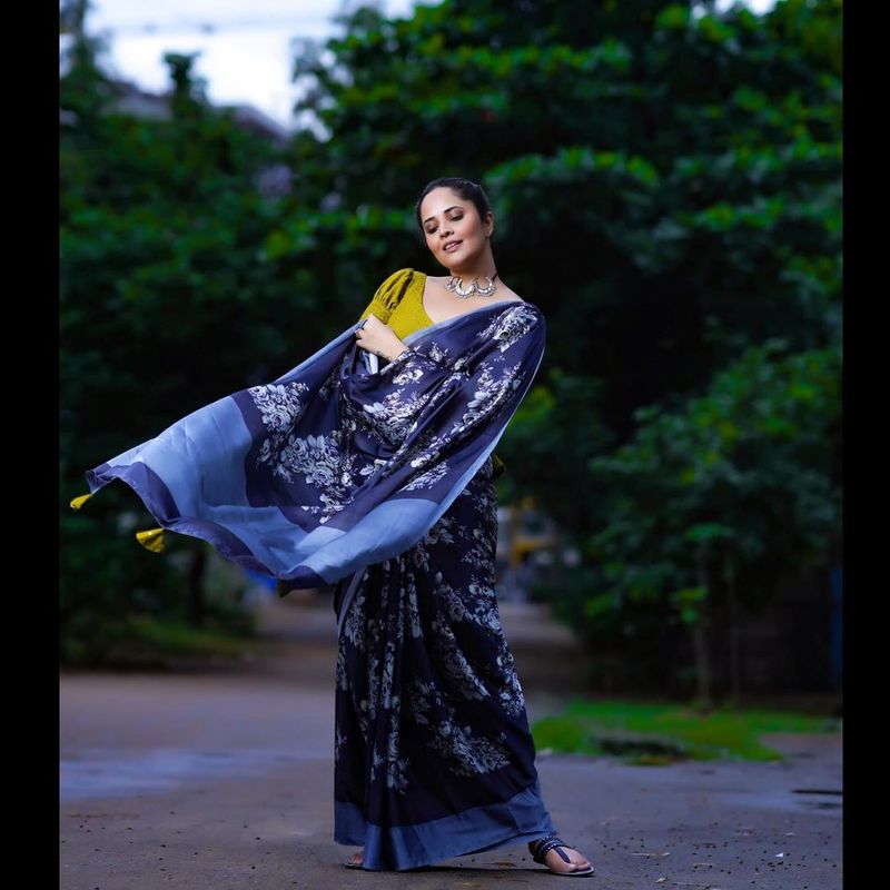 anasuya saree pics photos fire on internet netizens crazy comments