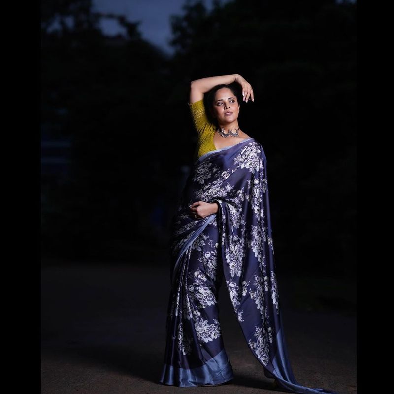 anasuya saree pics photos fire on internet netizens crazy comments