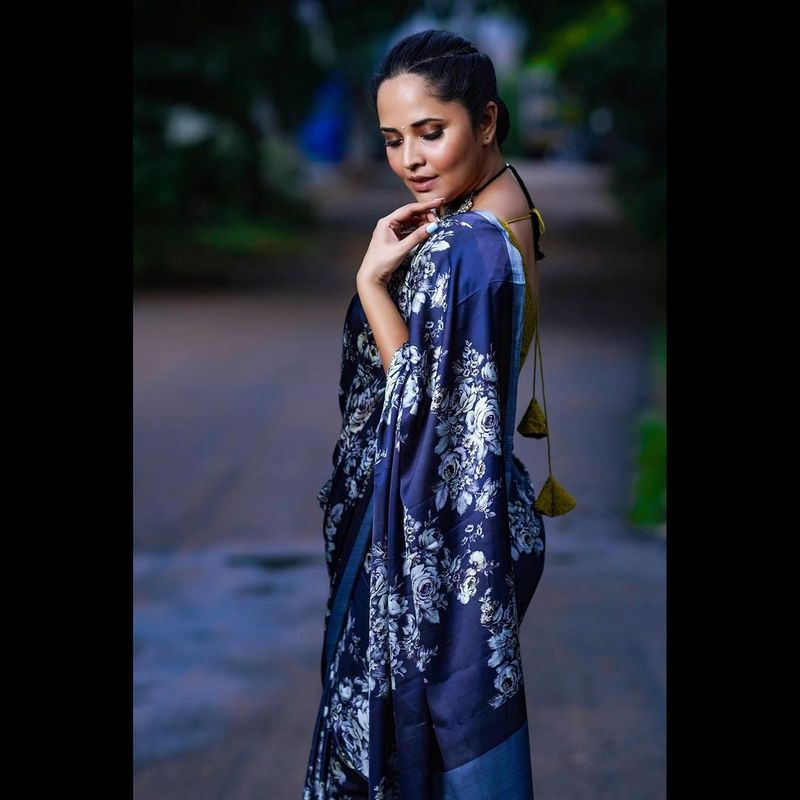 anasuya saree pics photos fire on internet netizens crazy comments