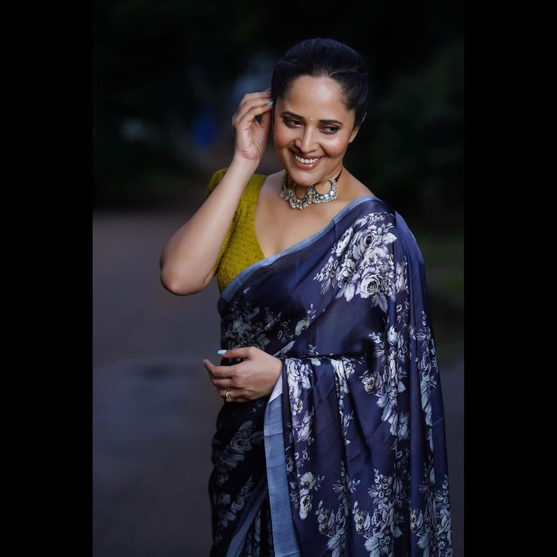 anasuya saree pics photos fire on internet netizens crazy comments