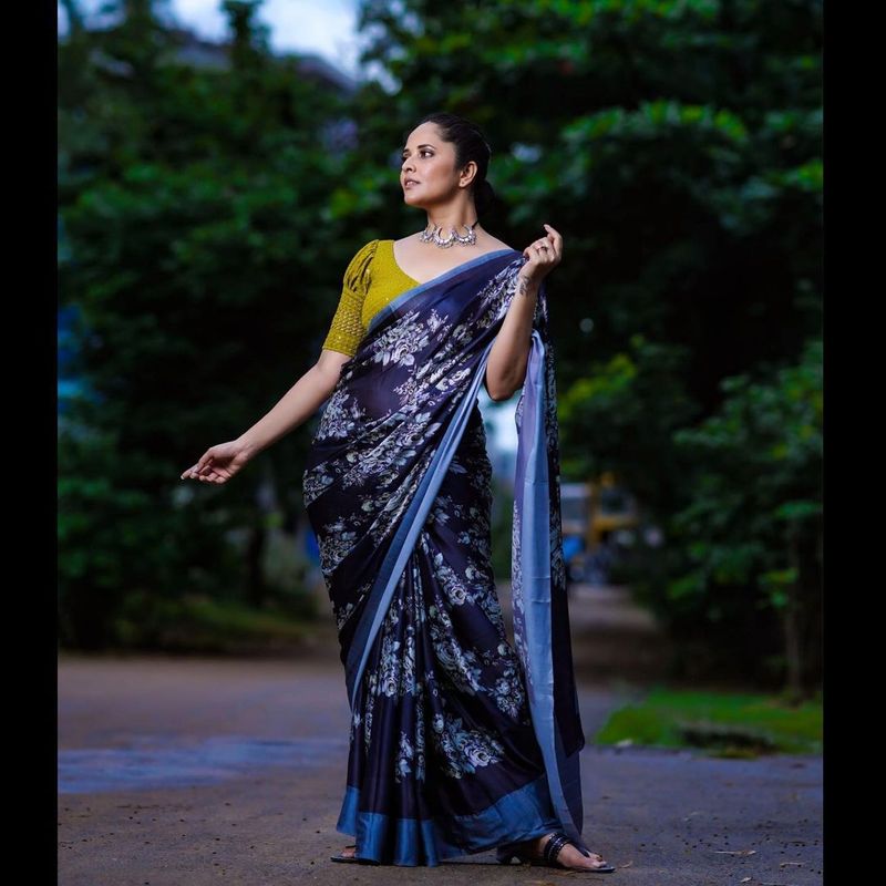 anasuya saree pics photos fire on internet netizens crazy comments