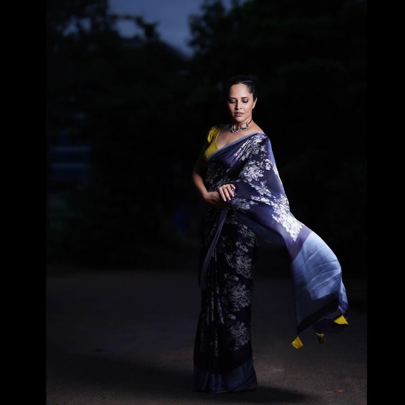 anasuya saree pics photos fire on internet netizens crazy comments