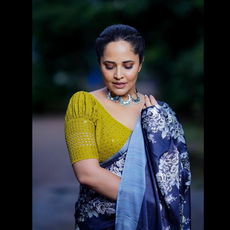 anasuya saree pics photos fire on internet netizens crazy comments