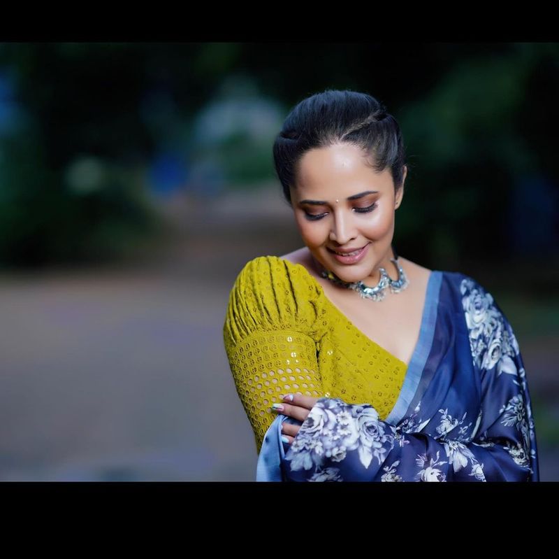 anasuya saree pics photos fire on internet netizens crazy comments