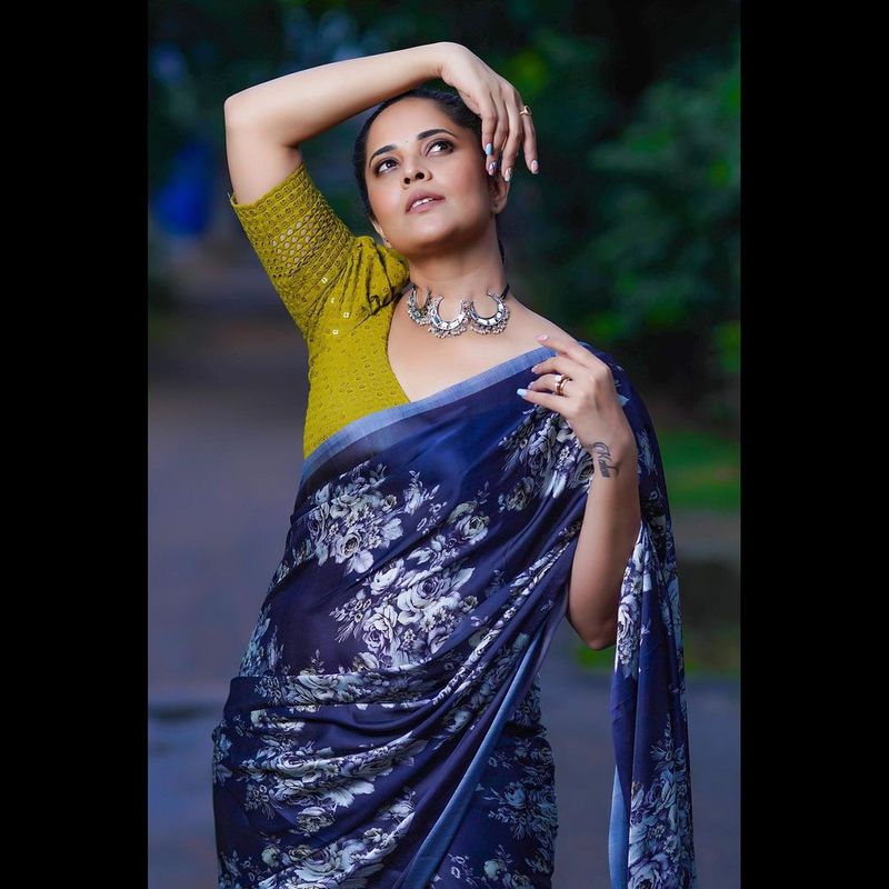 anasuya saree pics photos fire on internet netizens crazy comments