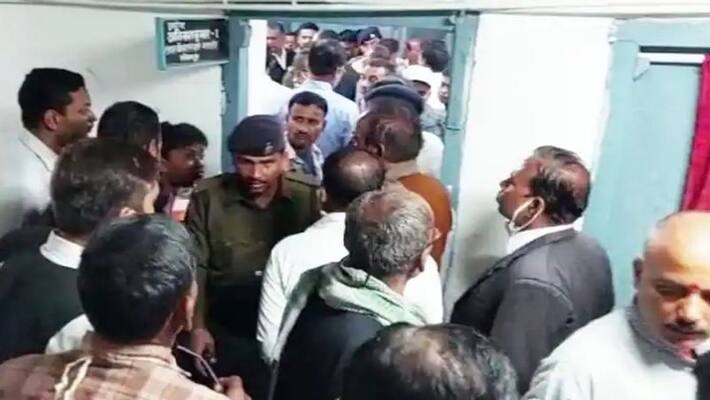 Madhubani police officers point pistol at Judge in court Madhubani police officers point pistol at Judge in court