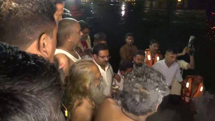 Chhattisgarh Raipur CM Bhupesh Baghel takes holy dip at Mahadev Ghat Kartik Purnima watch video Chhattisgarh Raipur CM Bhupesh Baghel takes holy dip at Mahadev Ghat Kartik Purnima watch video