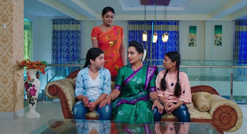 Soundarya and Anand Rao fear that Deepa may decide to commit suicide in todays Karthika deepam serial episode