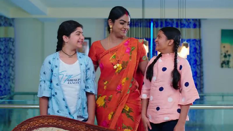 Soundarya and Anand Rao fear that Deepa may decide to commit suicide in todays Karthika deepam serial episode