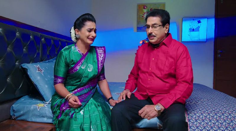 Soundarya and Anand Rao fear that Deepa may decide to commit suicide in todays Karthika deepam serial episode
